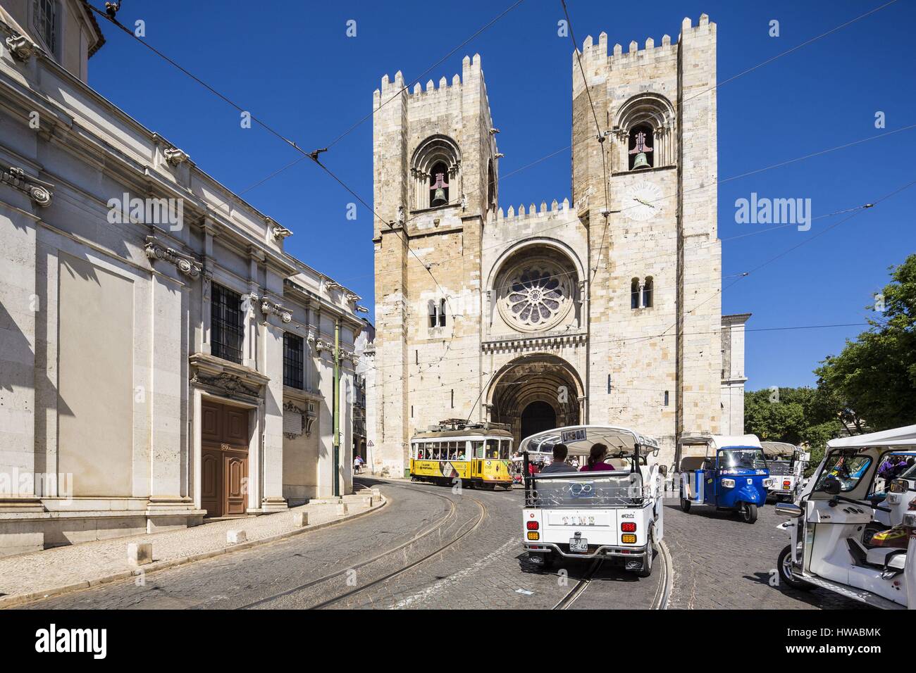 Portugal, Lisbonne, district d'Alfama, le tramway et les tuk tuk le long du Largo da Sé et cathédrale Santa Maria Maior ou Cathédrale Se Patriarcal Banque D'Images