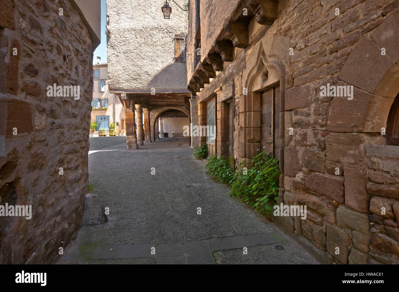 La France, Tarn, Monesties, étiqueté Les Plus Beaux Villages de France (les plus beaux villages de France), la rue Jean Jaurès et de coutellerie, Mairie Squ Banque D'Images