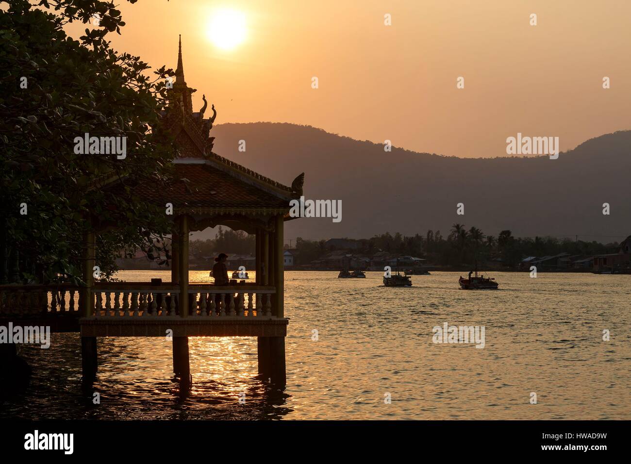 La province de Kampot, Cambodge, Kampot, bateaux de pêche au coucher du soleil sur la rivière Kampong Bay Banque D'Images