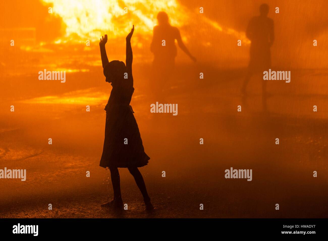 United States, Massachusetts, Cape Ann, Rockport, quatrième de juillet Bonfire, silhouettes de personnes Banque D'Images