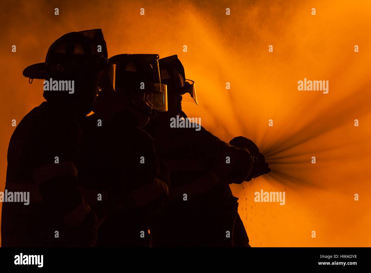 United States, Massachusetts, Cape Ann, Rockport, quatrième de juillet Bonfire, silhouettes de pompiers Banque D'Images