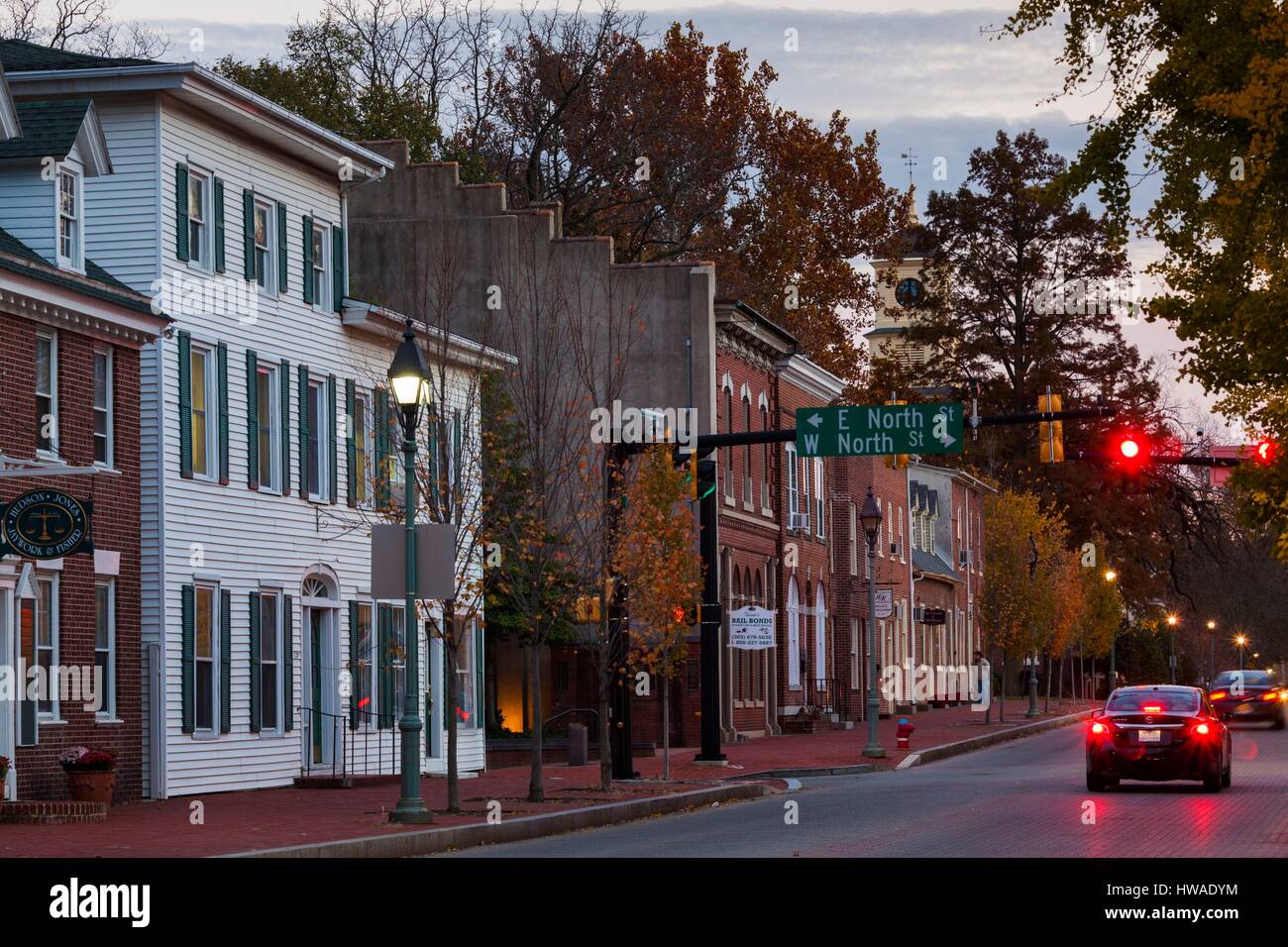 United States, New York, Dover, le centre-ville de bâtiments le long de la verdoyante et la State Street Banque D'Images