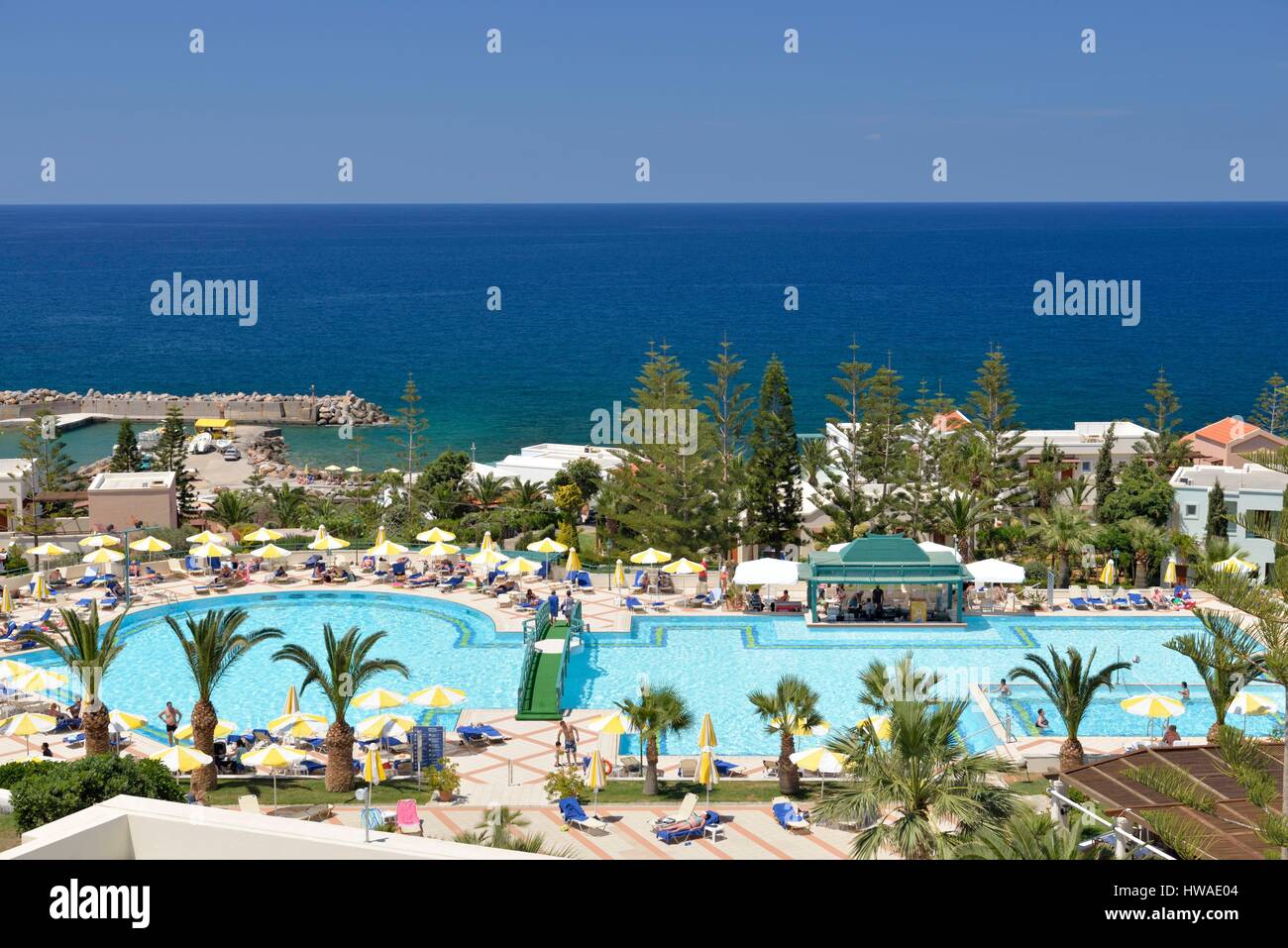 Grèce, Crete, Panormos, Iberostar Creta Marine, vue sur la piscine Banque D'Images