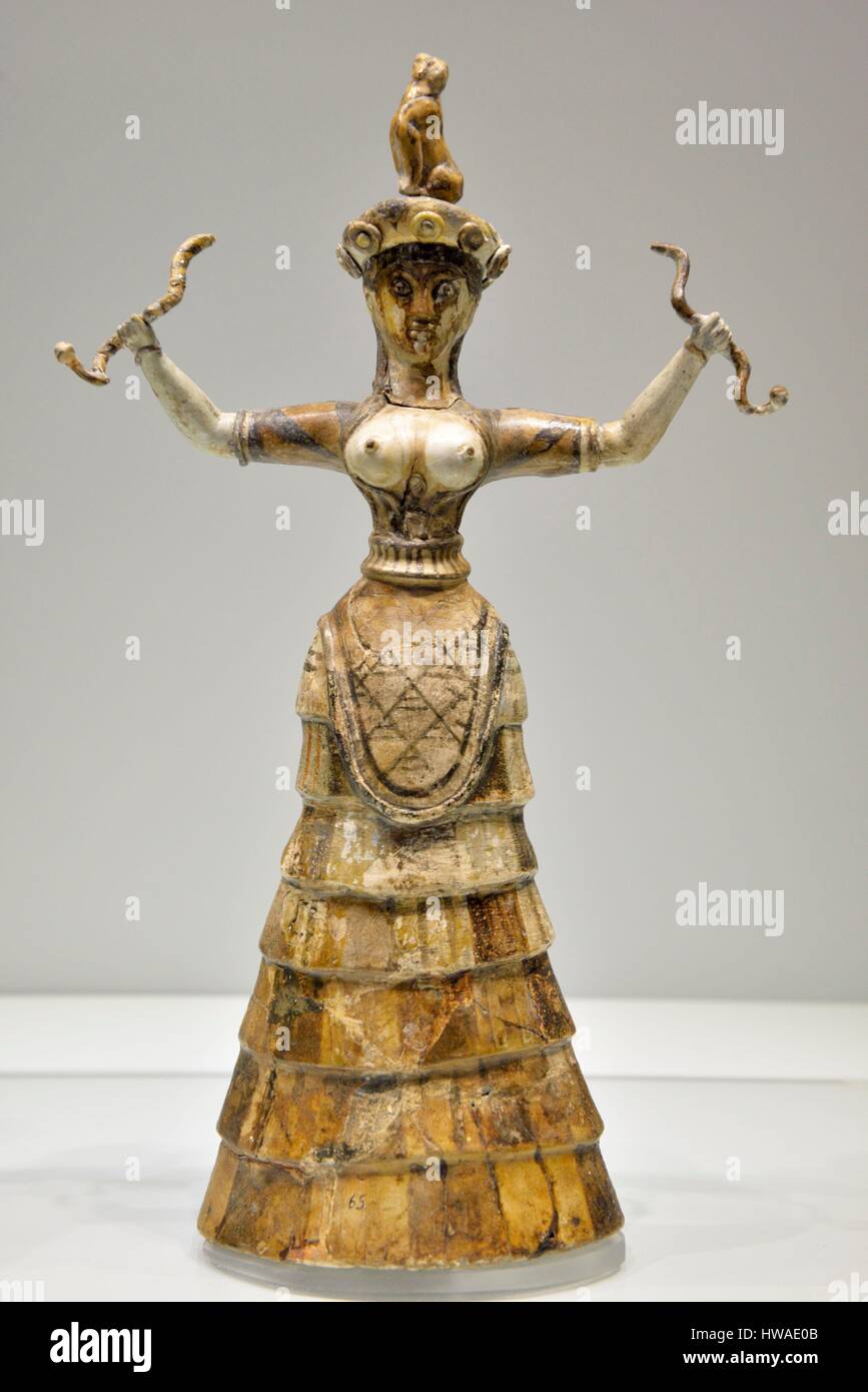 Grèce, Crète, Héraklion, musée archéologique, déesse des serpents minoen de Knossos trouvés en 1906 et datant de 1600 avant J.-C. Banque D'Images