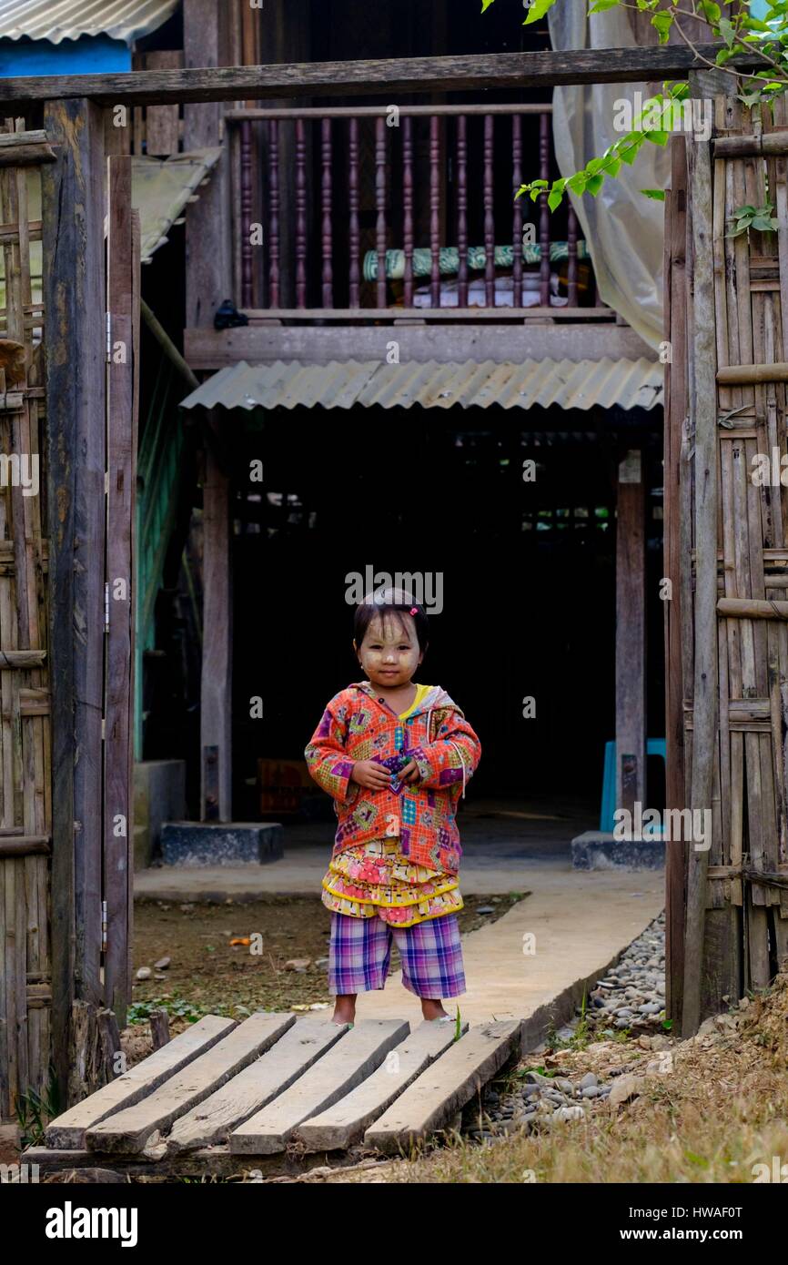 Le Myanmar, Birmanie, Mrauk U, petite fille devant sa maison Banque D'Images