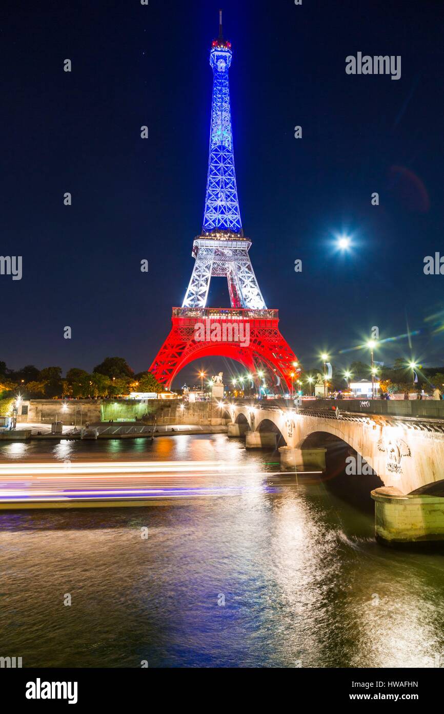 France, Paris, région classée au Patrimoine Mondial de l'UNESCO, de la Tour Eiffel, de l'éclairage bleu blanc rouge en hommage aux victimes de l'attaque sur le terrorisme 0 Banque D'Images