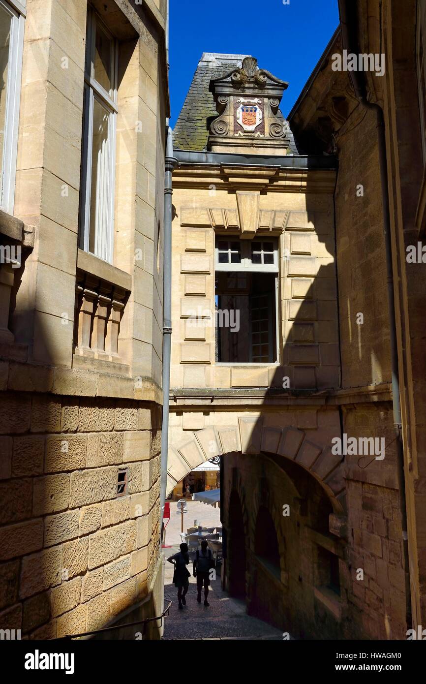 France, dordogne, Périgord Noir, vallée de la dordogne, Sarlat la Caneda, vieille ville, Place de la liberté, de l'hôtel de ville arcade Banque D'Images