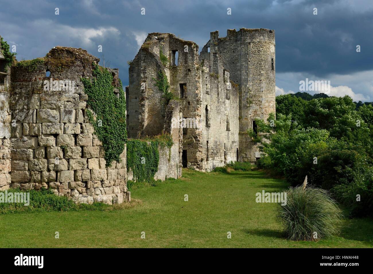 Château En Ruine En Dordogne à Vendre France, dordogne, Périgord blanc, Perigueux, district de La Cité ou  également du Périgord, ruines de la barriere château Photo Stock - Alamy