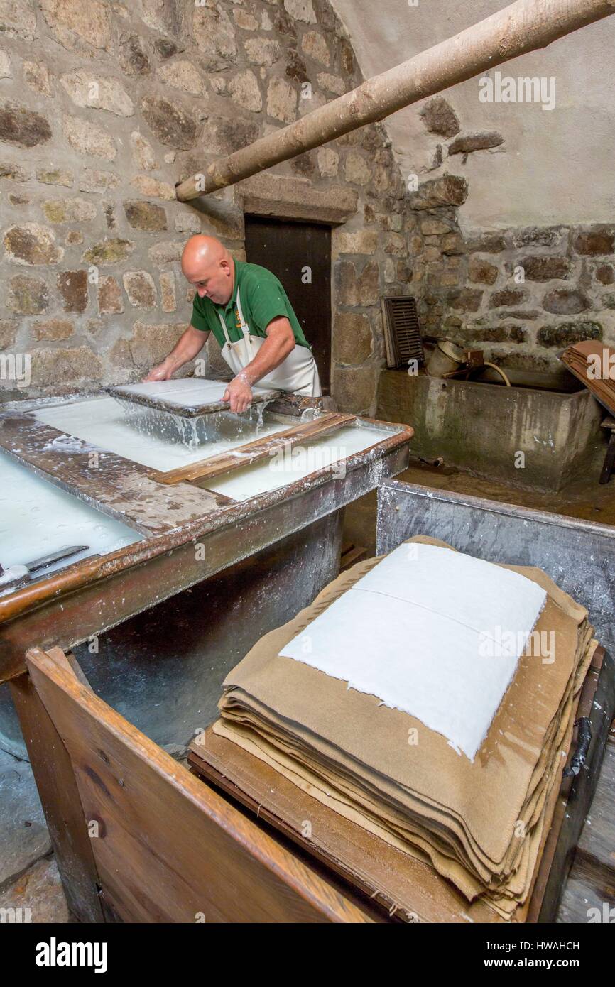 France, Puy de Dome, Ambert, Parc naturel Livradois-forez, Moulin Richard  de Bas, la fabrication de papier depuis 1326 Photo Stock - Alamy