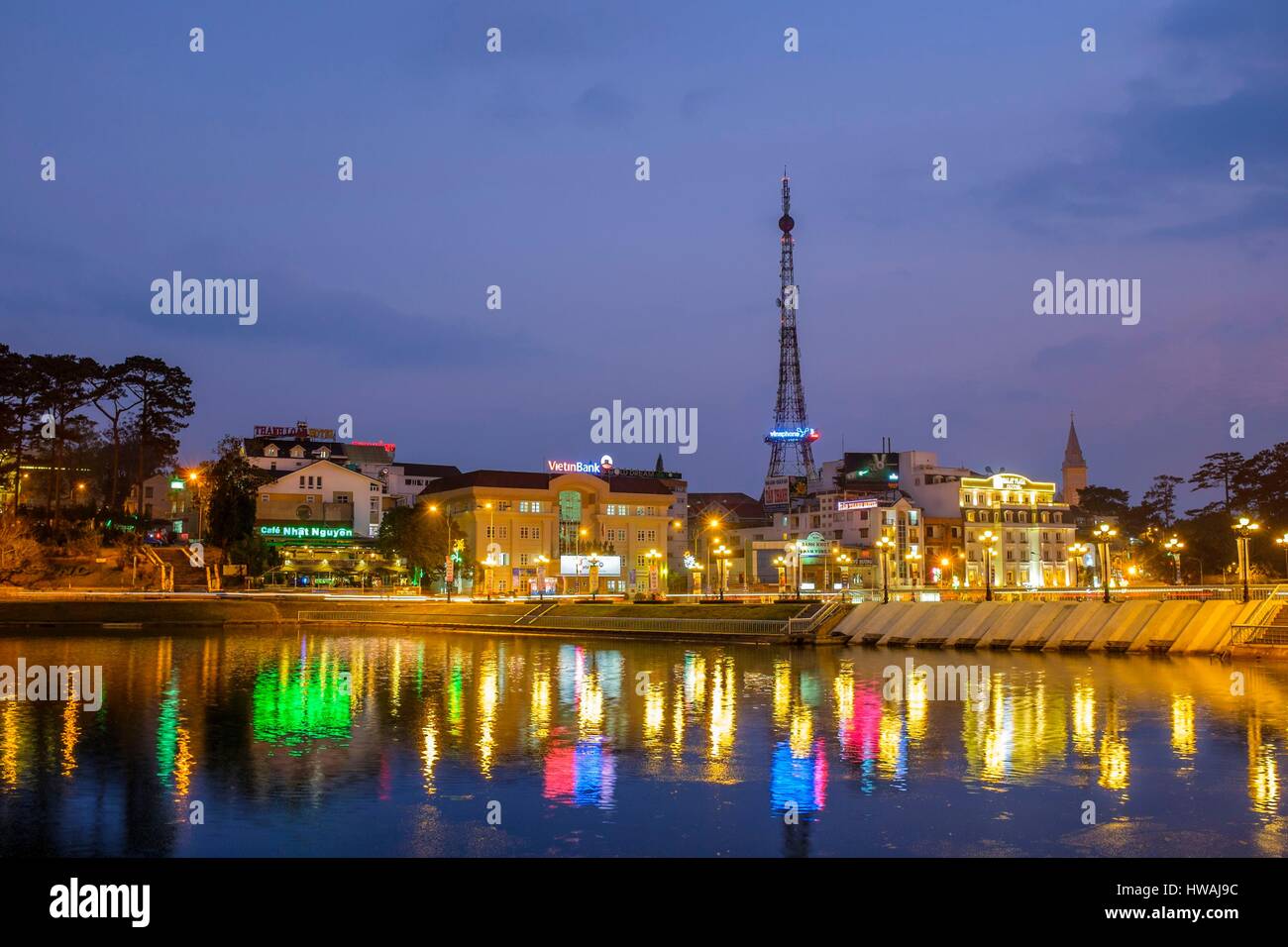 Hauts Plateaux du centre, Vietnam, Dalat, la ville se reflète dans le lac Xuan Huong Banque D'Images