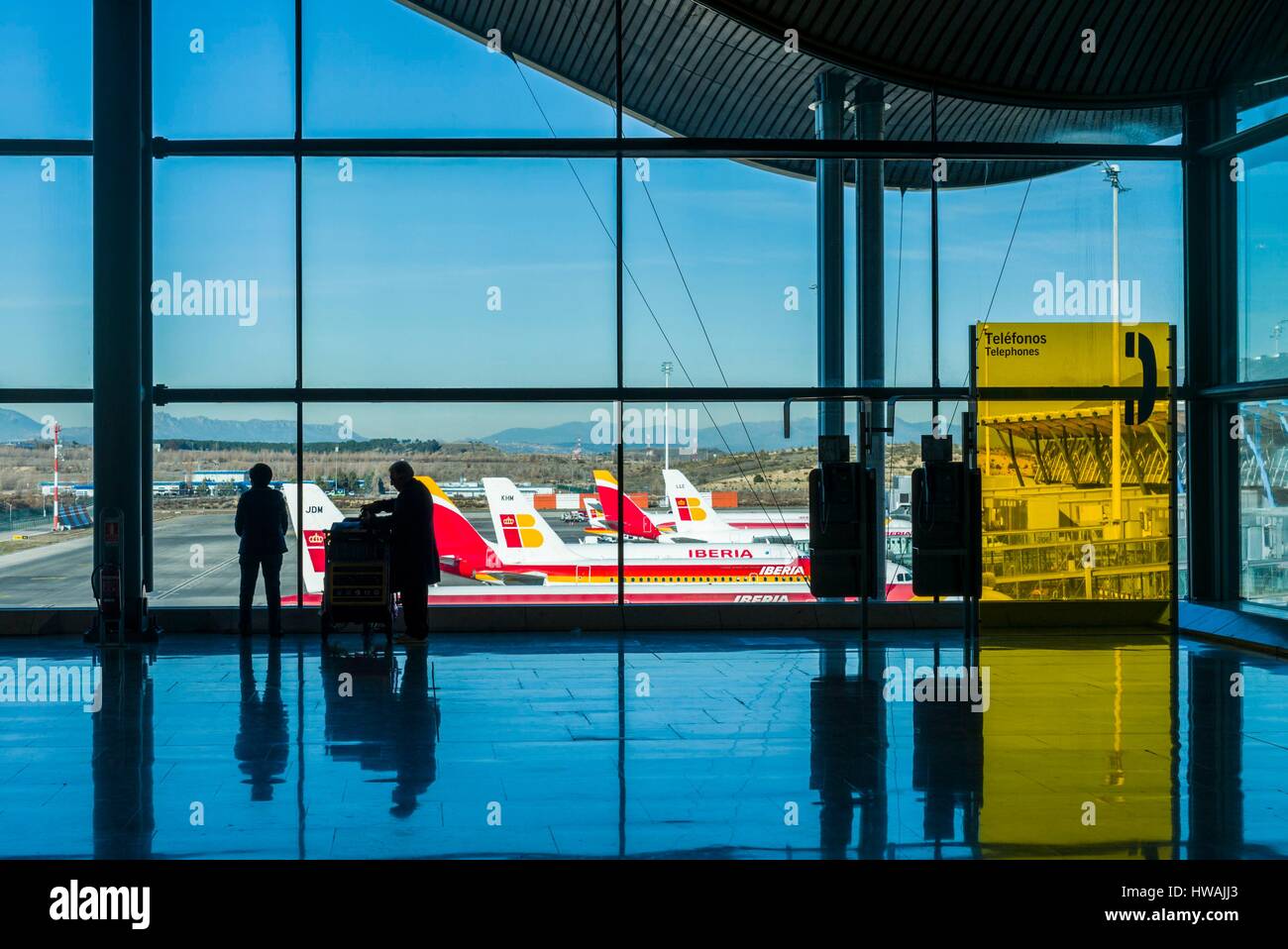 Espagne, Madrid, Adolfo Suarez l'aéroport de Madrid-Barajas, silhouettes à la fenêtre de l'aéroport Banque D'Images