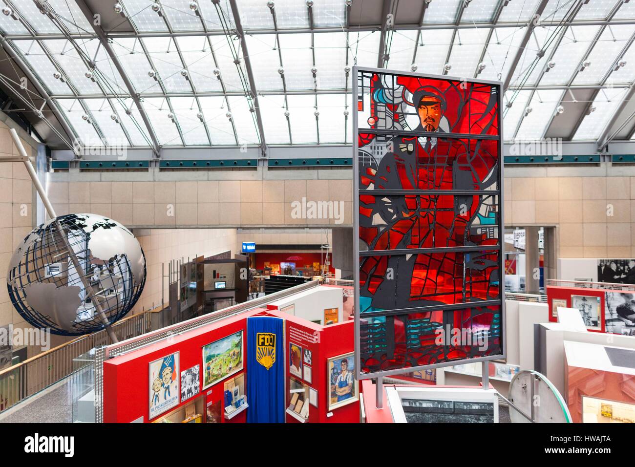 Allemagne, Nordrhein-Westfalen, Bonn, Museumsmeile, Musée de la République fédérale d'Allemagne, vitrail avec Vladimir Lénine Banque D'Images