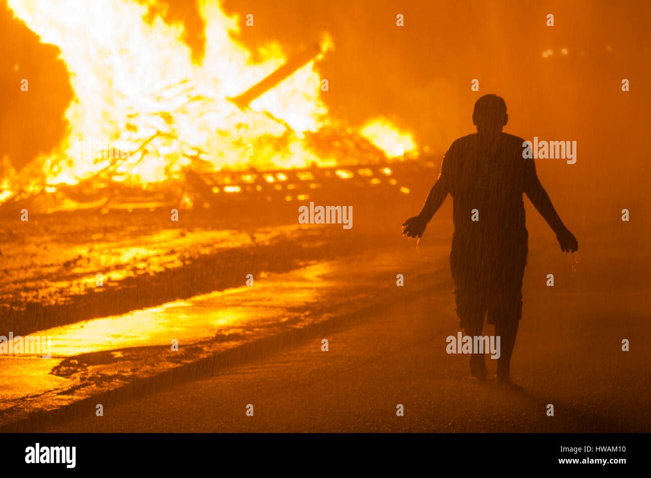 United States, Massachusetts, Cape Ann, Rockport, quatrième de juillet Bonfire, enfants en silhouette Banque D'Images