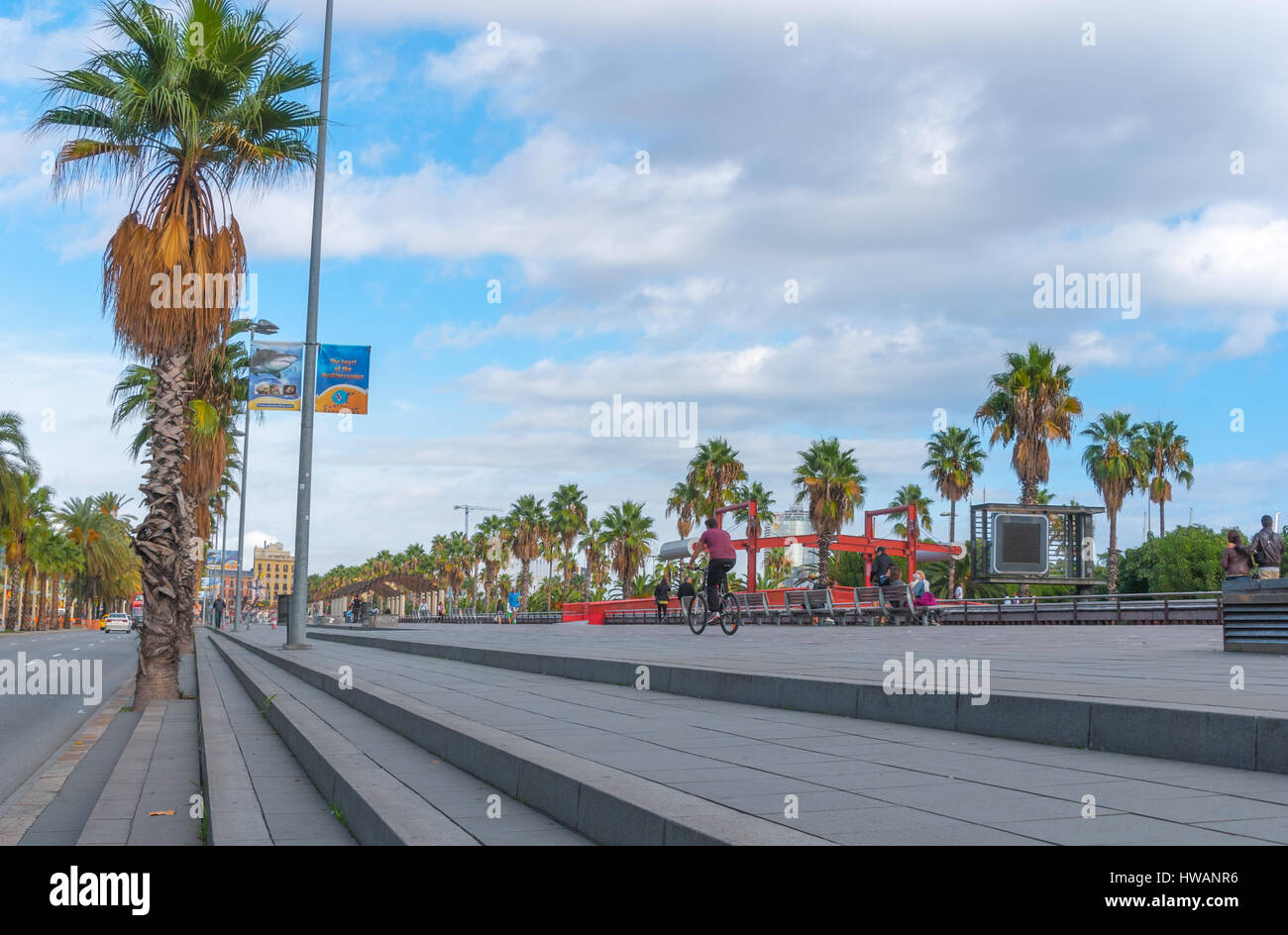 Barcelone, Espagne, Nov 3rd, 2013 : l'économie touristique - Zone urbaine à l'extérieur, les gens profiter du beau temps. La marche, la course, la bicyclette et l'exercice. Banque D'Images