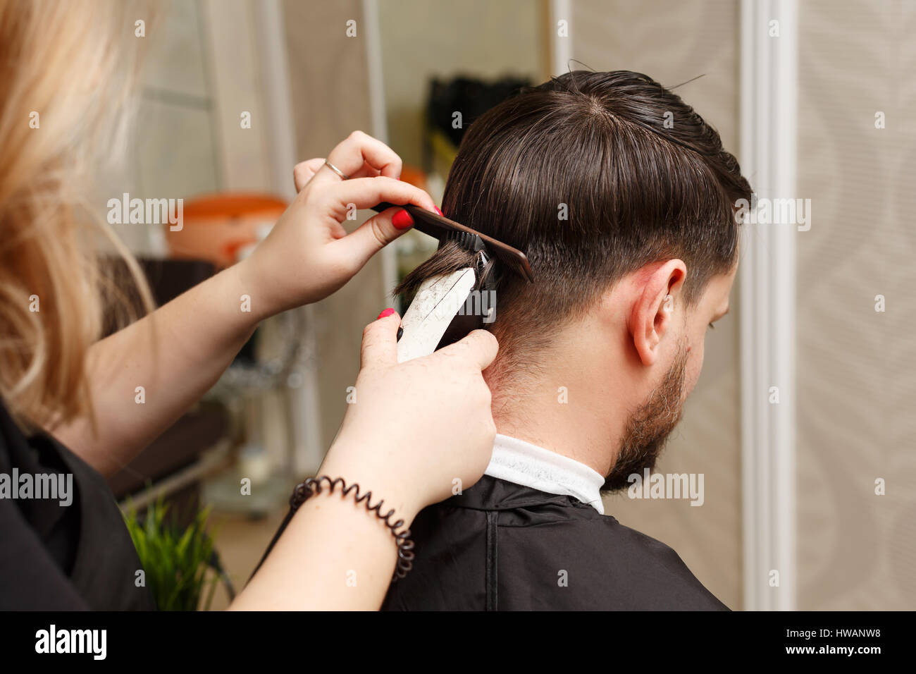 Coiffeur professionnel faire coupe de cheveux pour hommes. Rasoir  électrique de coupe. Salon de beauté. La beauté masculine. Le client est un  hipster Photo Stock - Alamy