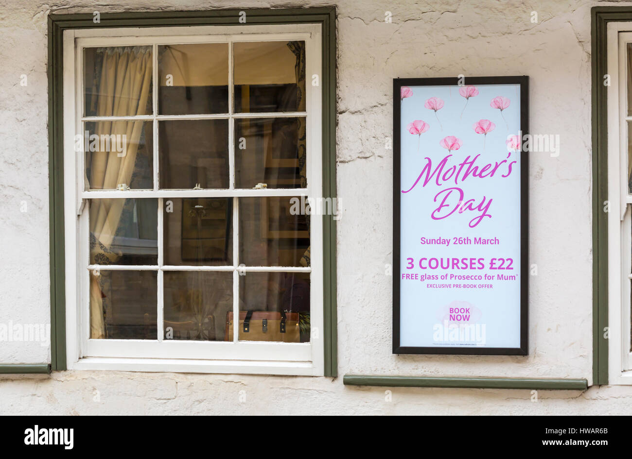Repas de la fête des mères le dimanche 26 mars avec verre de Prosecco gratuit pour maman - panneau sur le mur de l'auberge Bear à Cirencester, Gloucestershire Royaume-Uni Banque D'Images