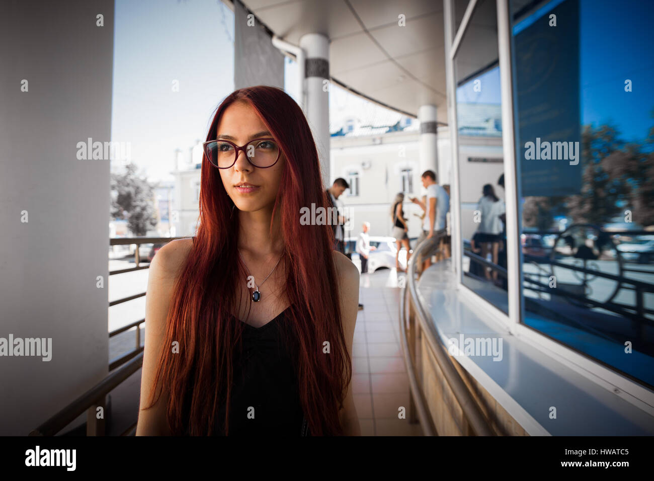 Portrait de jeune fille blonde à la mode rouge à lèvres rouge à lèvres baiser soufflé de l'air portant un rock Black style extérieur dans la ville Banque D'Images