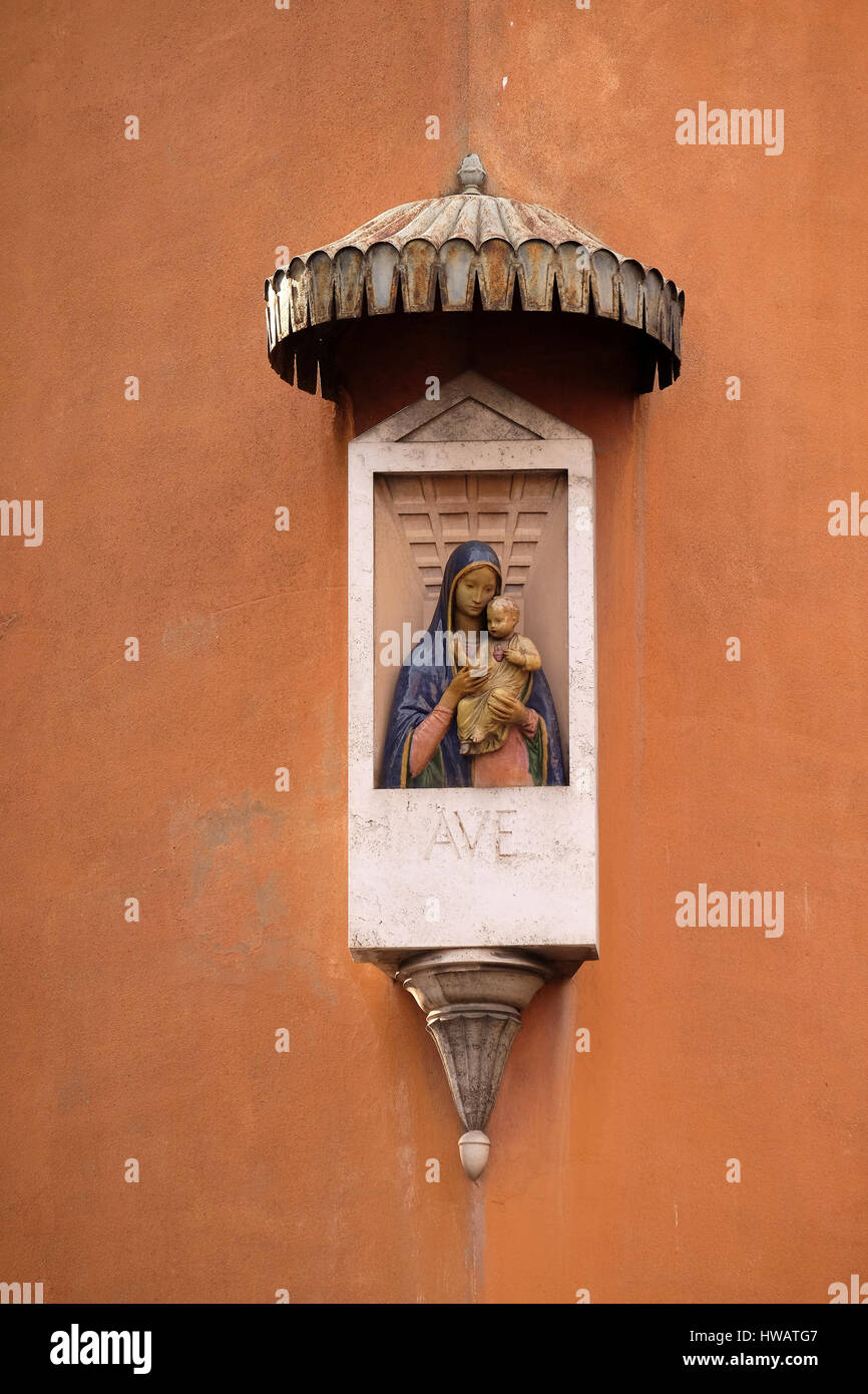 Ave Maria de droit de la Vierge Marie avec l'enfant Jésus sur la façade d'un palais à Rome, Italie le 01 septembre 2016. Banque D'Images