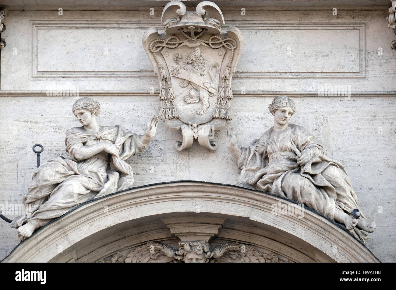 Armoiries du Cardinal Francesco Peretti sur le portail de l'église Sant'Andrea della Valle à Rome, Italie Banque D'Images