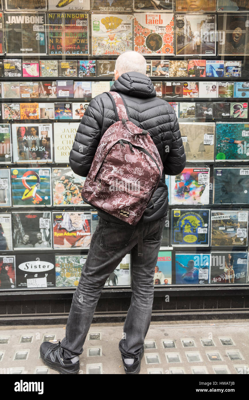 Sœur Ray enregistrements dans Berwick Street Market, Soho, London, UK Banque D'Images