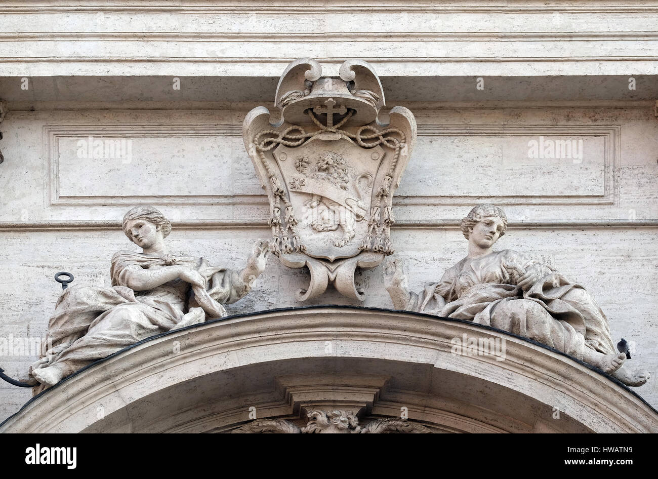 Armoiries du Cardinal Francesco Peretti sur le portail de l'église Sant'Andrea della Valle à Rome, Italie Banque D'Images