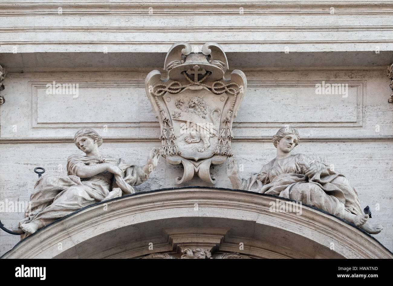 Armoiries du Cardinal Francesco Peretti sur le portail de l'église Sant'Andrea della Valle à Rome, Italie Banque D'Images