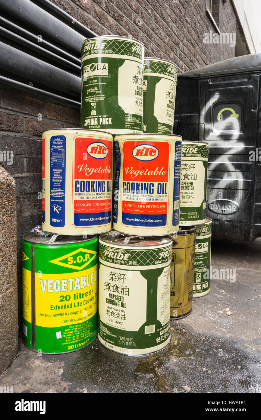 Fuite et vidage de fûts d'huile de cuisson végétale KTC sur un trottoir à Soho, centre de Londres, Angleterre, Royaume-Uni Banque D'Images