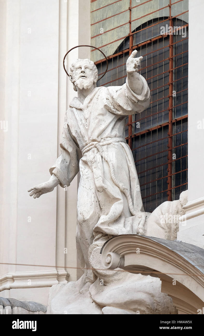 Statue de stuc de Saint François recevant les stigmates sur la façade d'Santissime Stimmate di San Francesco l'église, Rome, Italie Banque D'Images