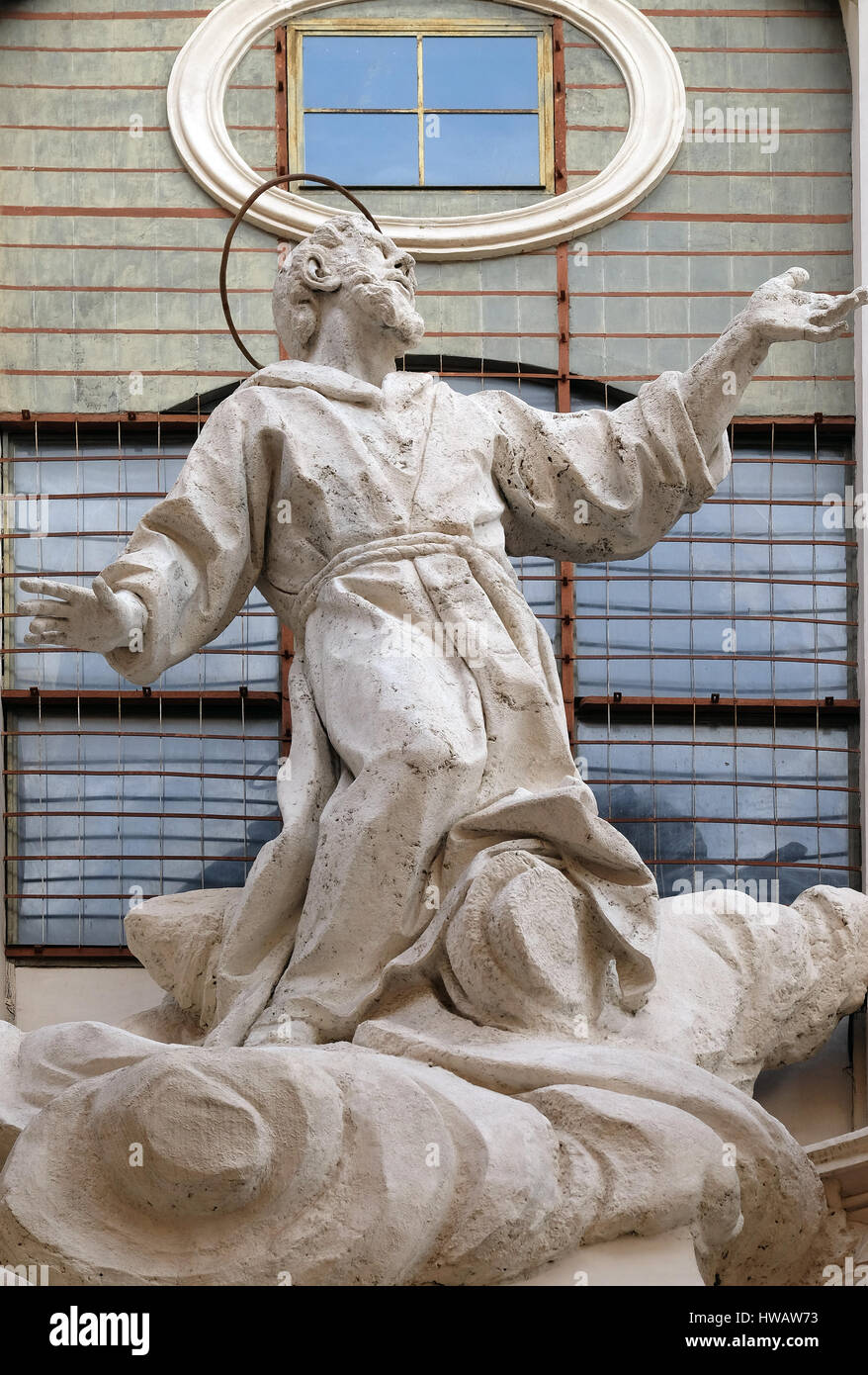 Statue de stuc de Saint François recevant les stigmates sur la façade d'Santissime Stimmate di San Francesco l'église, Rome, Italie Banque D'Images