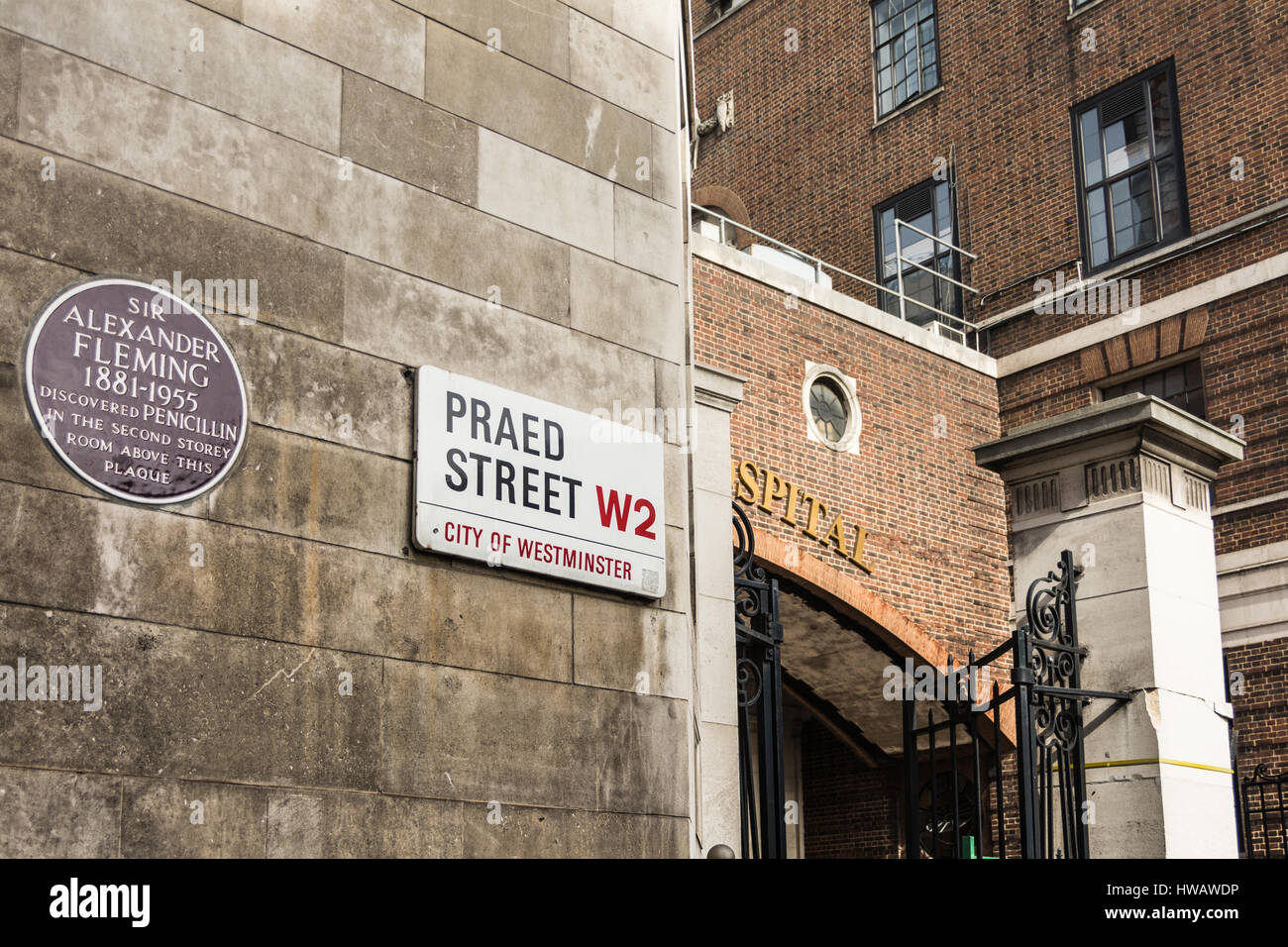 Plaque à Sir Alexander Fleming à l'extérieur de l'Hôpital St Mary, Londres, UK Banque D'Images