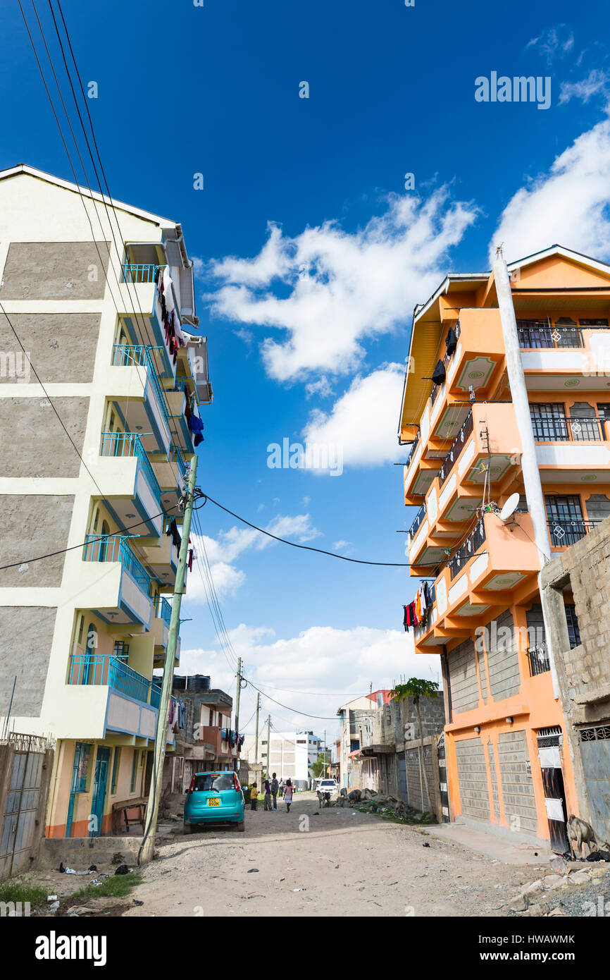 NAIROBI - Le 21 décembre : typique village street dans le niveau intermédiaire, dans les quartiers résidentiels de l'Est de Nairobi, au Kenya, le 21 décembre 2015 Banque D'Images
