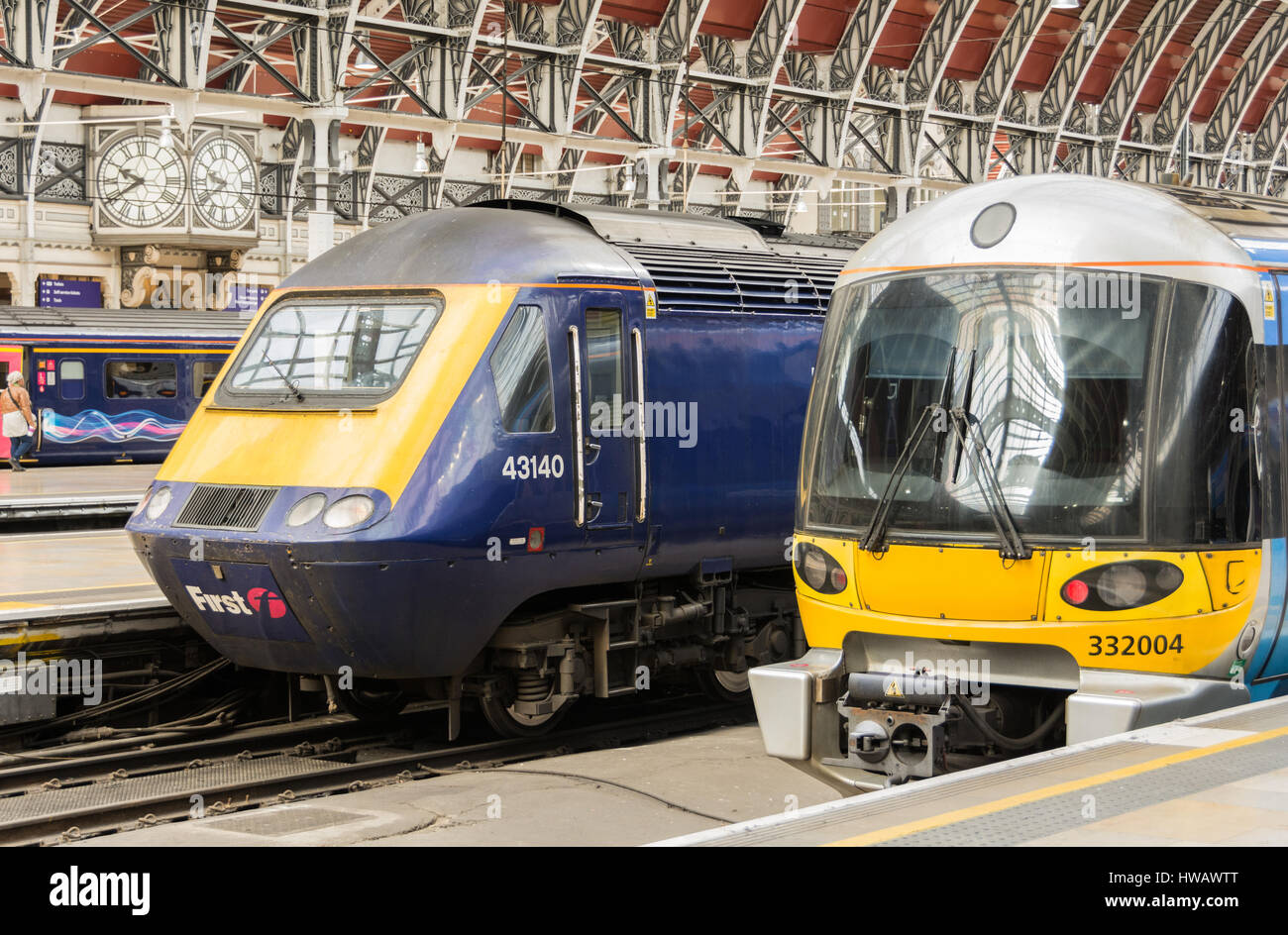 Great Western Railway trains TVH en attente d'partir à la gare de Paddington, Londres, UK Banque D'Images