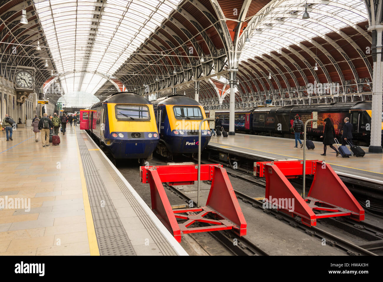 Les trains à grande vitesse Great Western Railway attendent de partir à la gare de Paddington, Londres, Angleterre, Royaume-Uni Banque D'Images