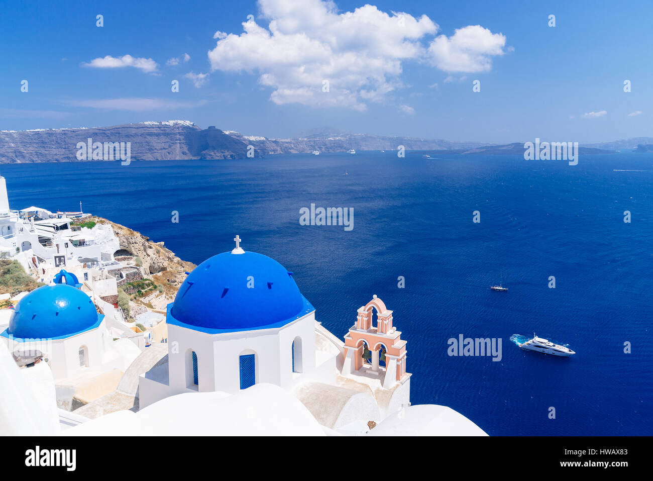Oia romantique dôme bleu églises et nuages sur caldeira de Santorin, Grèce Banque D'Images