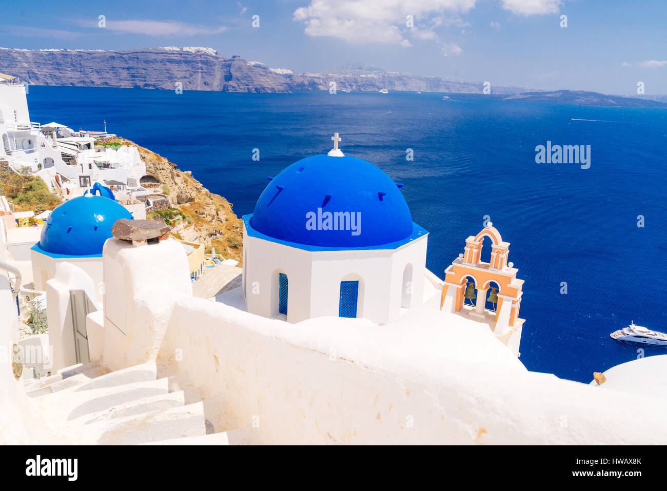 Architecture blanc et bleu dome églises à Oia, Santorin, Grèce Banque D'Images