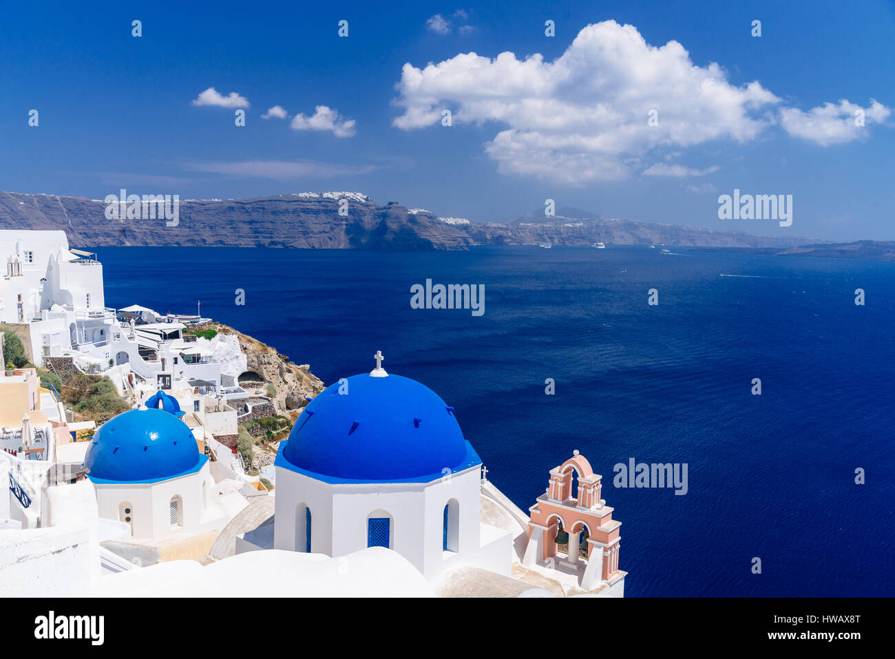 Oia romantique dôme bleu églises et nuages sur caldeira de Santorin, Grèce Banque D'Images