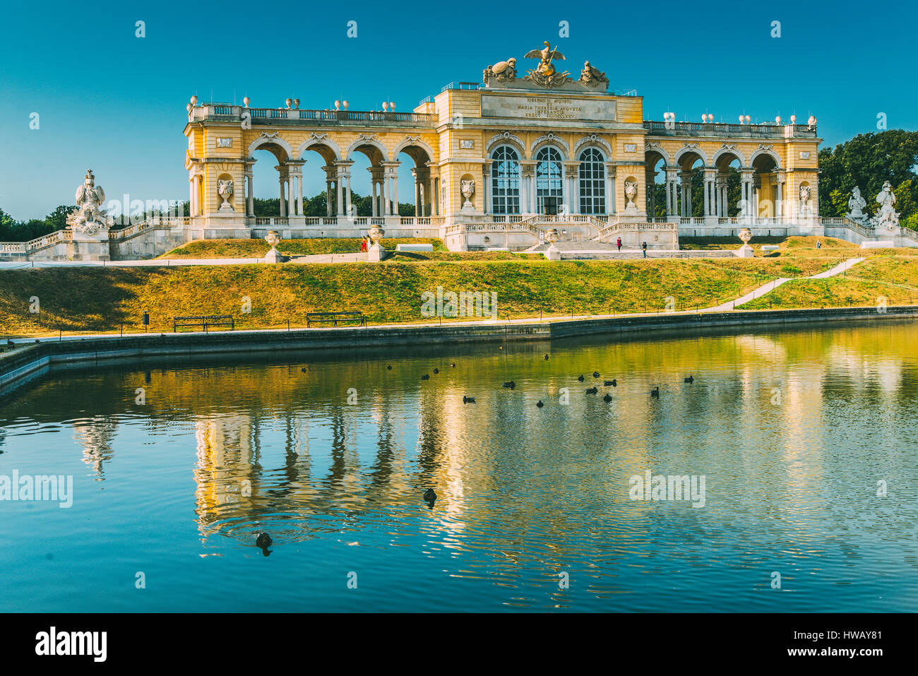 Chapelle du château dans le bâtiment principal du jardin en été early morning light, Vienne, Autriche Banque D'Images