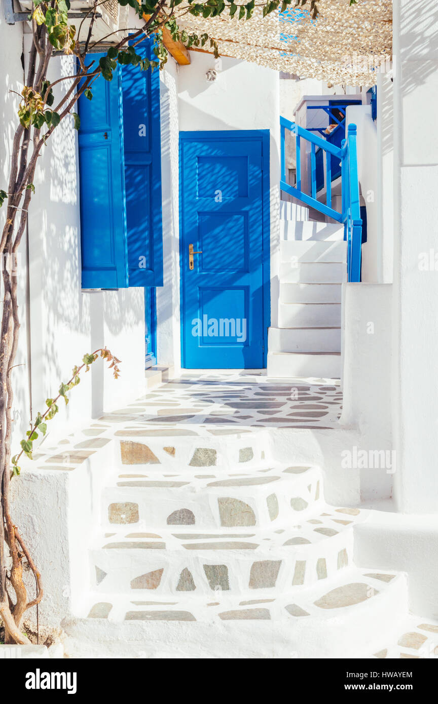 Beau blanc et bleu ruelles dans la ville de Mykonos, l'île de Mykonos, Cyclades, Grèce Banque D'Images