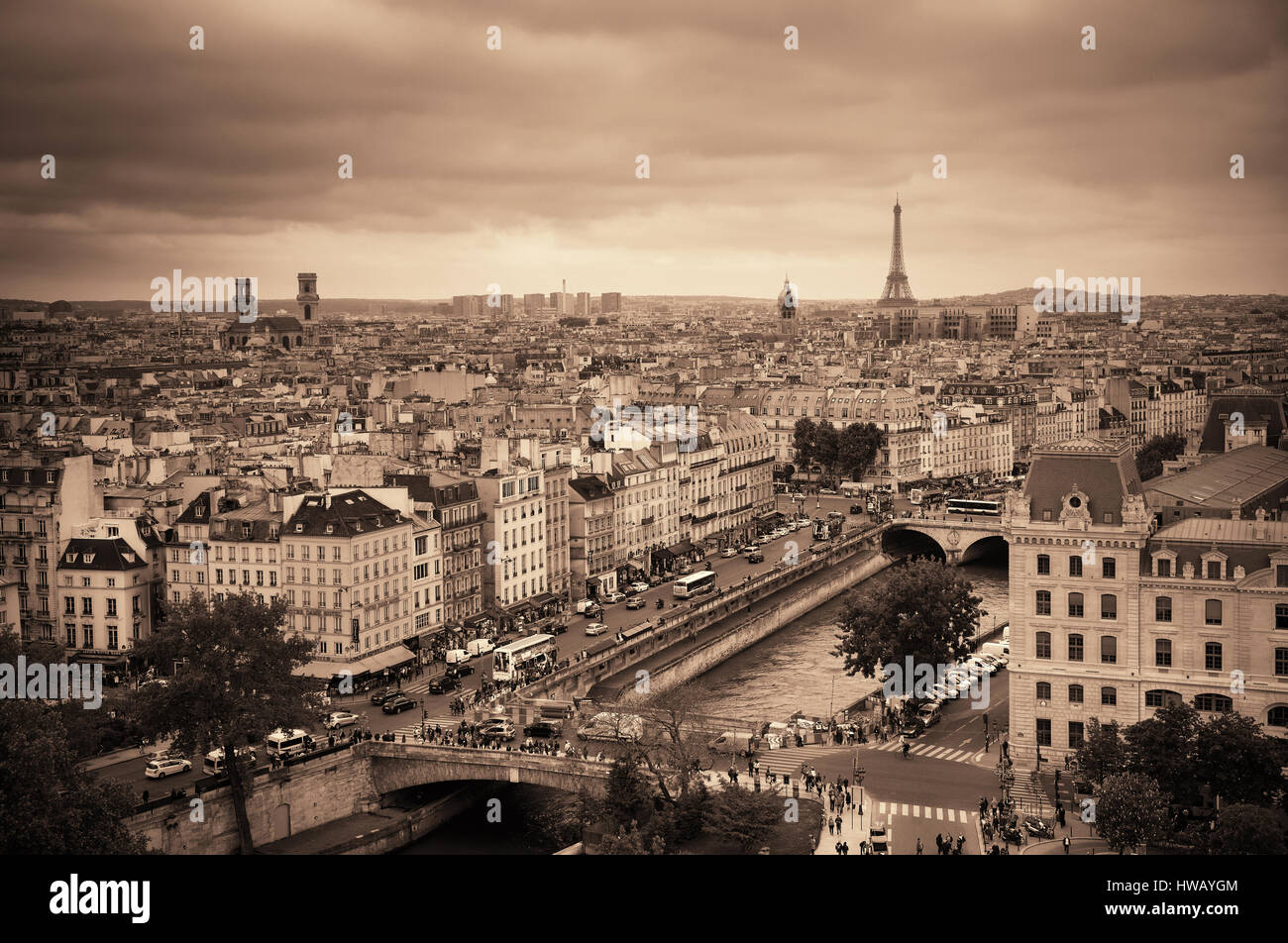 PARIS, FRANCE - Le 13 mai : vue sur le toit avec street et de la tour Eiffel le 13 mai 2015 à Paris. Avec la population de 2M, Paris est la capitale et la plus-p Banque D'Images