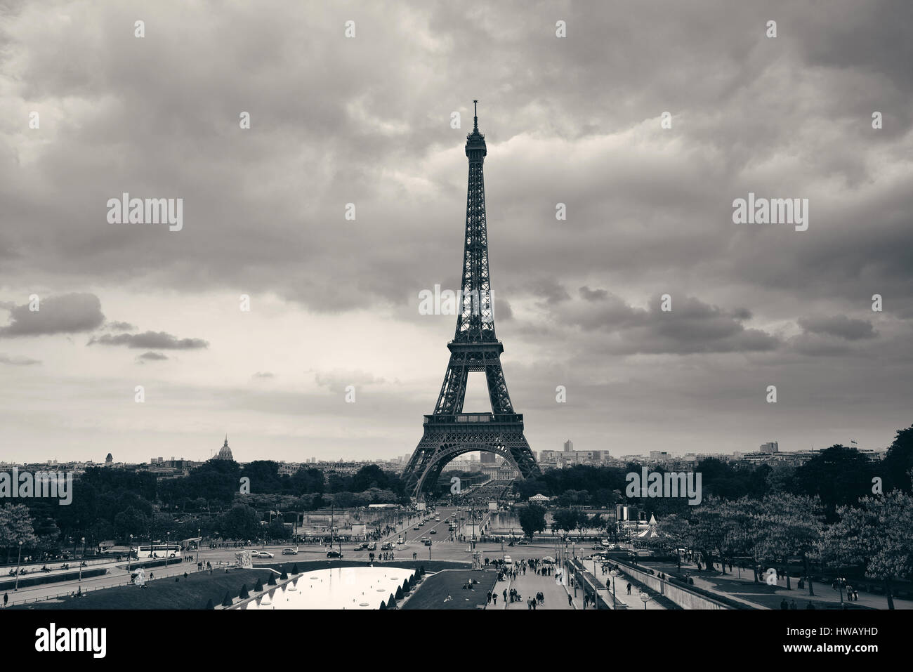 Tour Eiffel et la rue avec circulation dans Paris, France. Banque D'Images