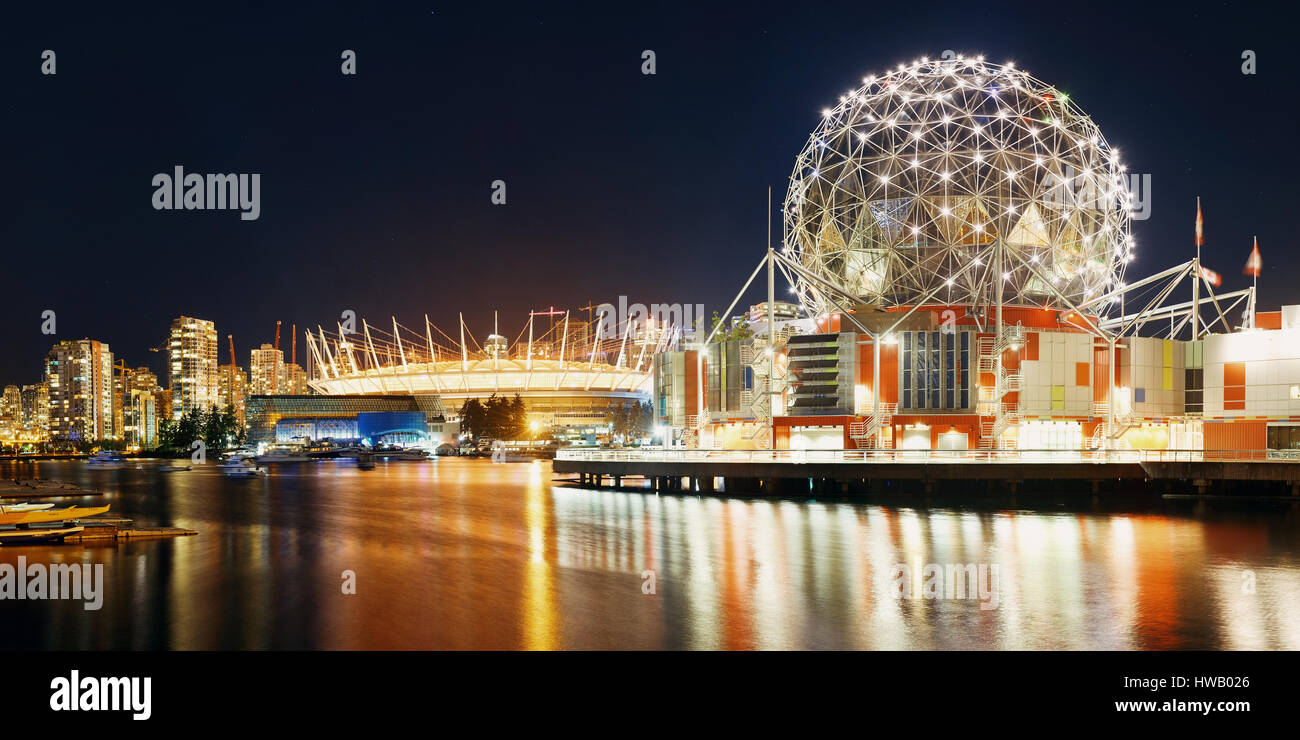 VANCOUVER, C.-B. - 19 AOÛT 17 : Science World de nuit avec voile le 17 août 2015 à Vancouver, Canada. Avec 603k de la population, c'est l'un des plus ethnique Banque D'Images