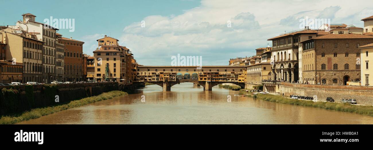 Le Ponte Vecchio sur l'Arno à Florence Italie panorama. Banque D'Images