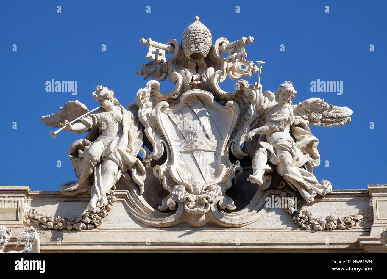 Les armoiries du pape Clément XII sur la Fontaine de Trevi à Rome. Fontana di Trevi est l'un des plus célèbre monument à Rome Banque D'Images