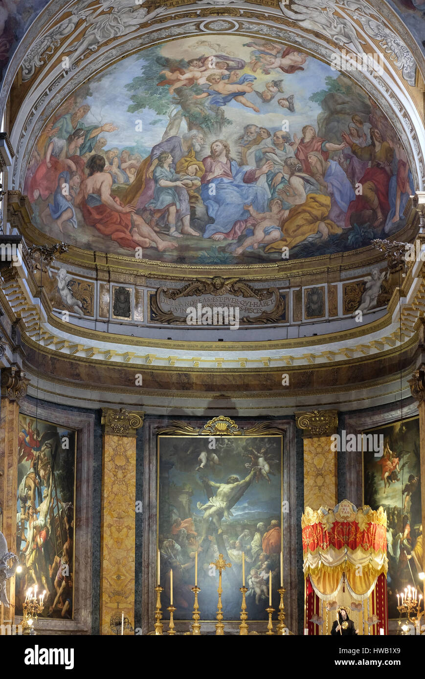 La fresque du miracle de la multiplication sur l'abside de la Basilique Sant'Andrea delle Fratte, Rome, Italie Banque D'Images