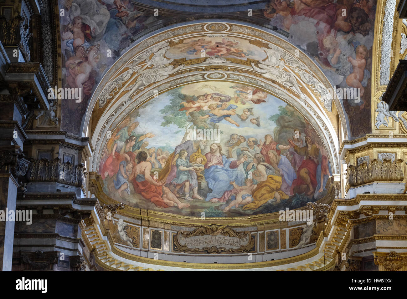 La fresque du miracle de la multiplication sur l'abside de la Basilique Sant'Andrea delle Fratte, Rome, Italie Banque D'Images