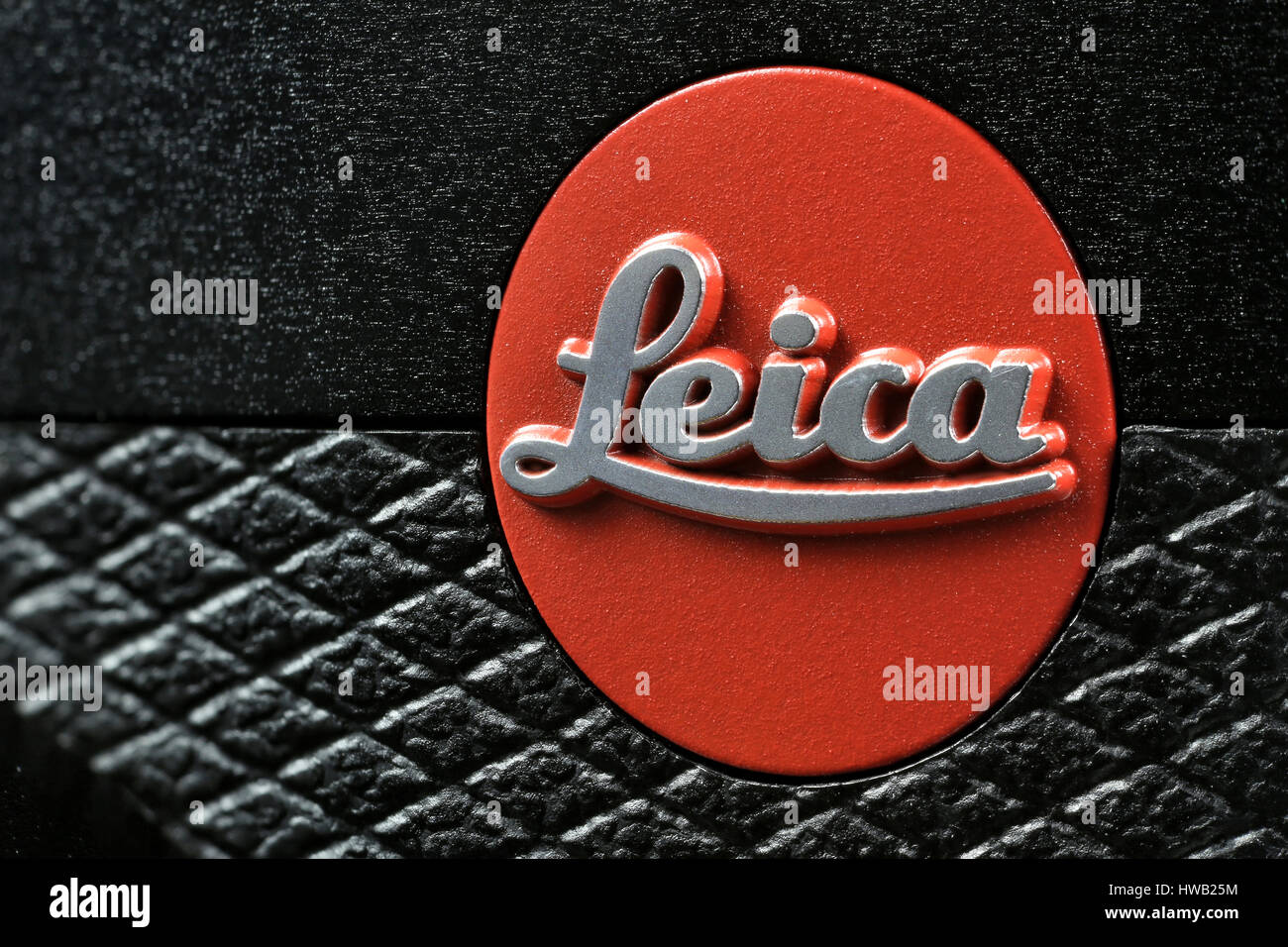 La célèbre Leica point rouge sur un Leica Q (Type 116) Banque D'Images