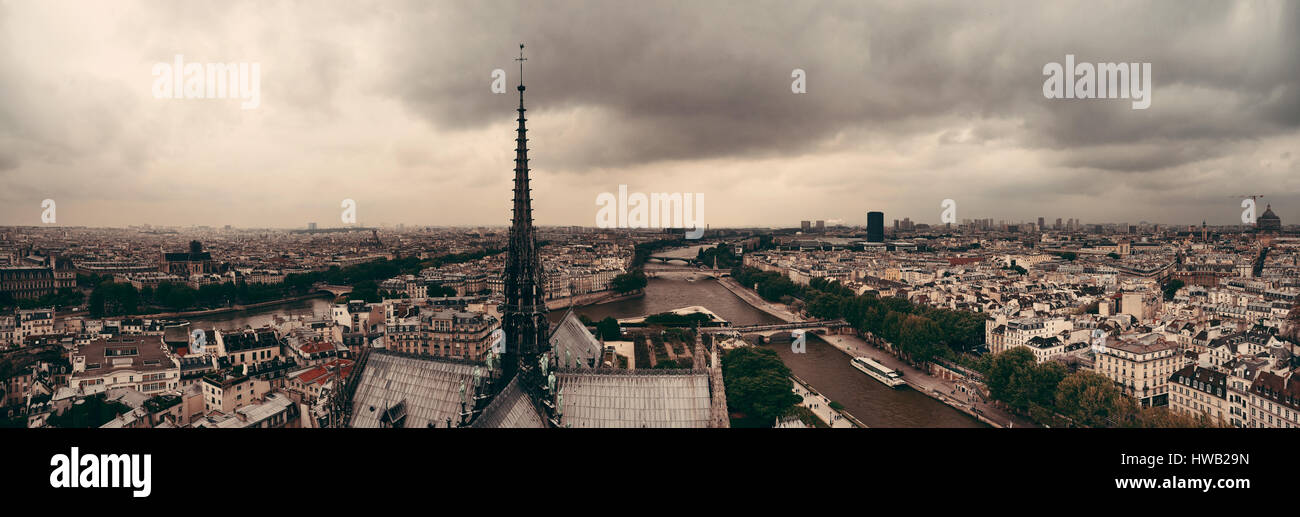 Vue panoramique sur les toits de Paris de la cathédrale Notre-Dame. Banque D'Images