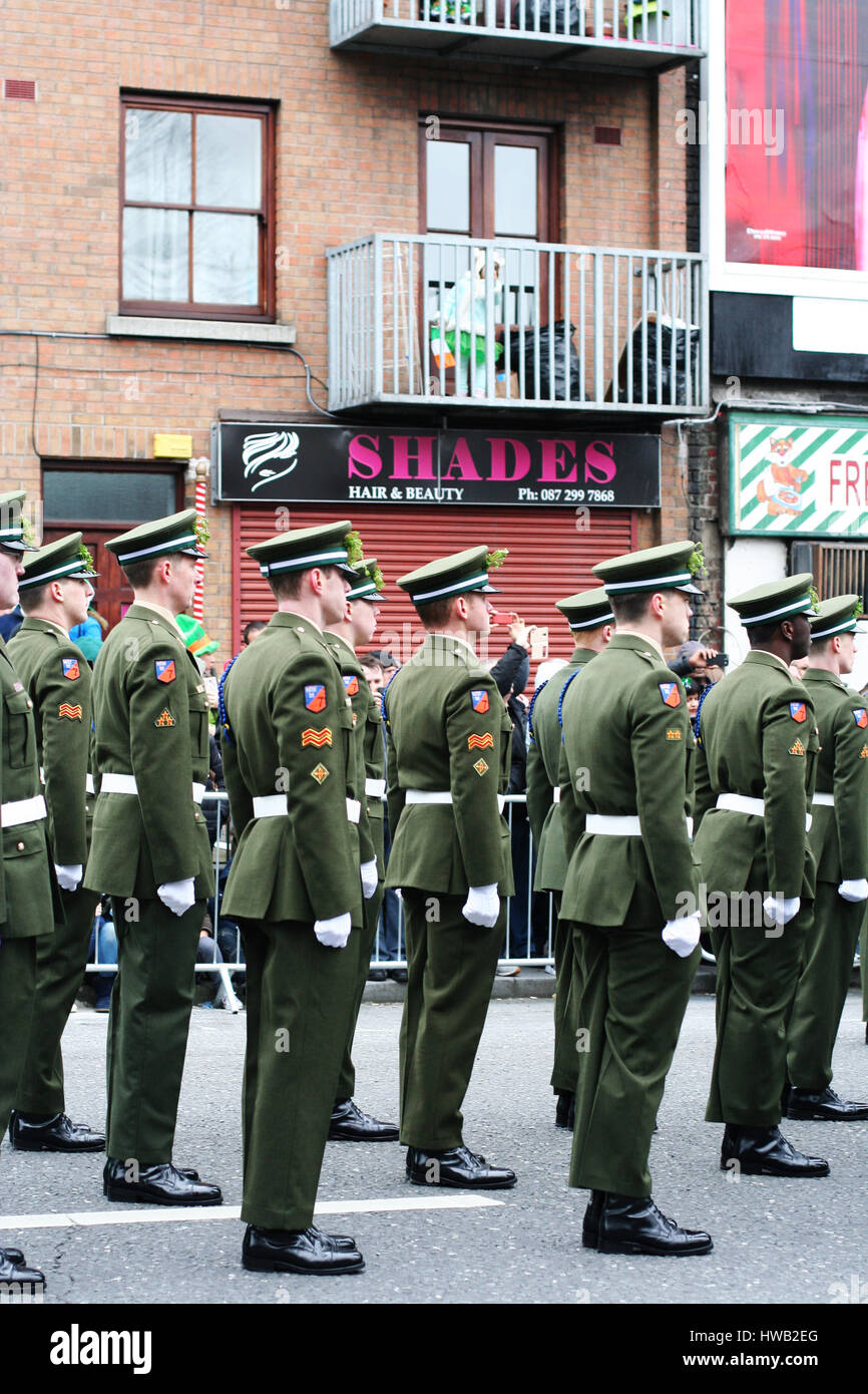 Parade De La Saint-Patricks Day Parade, Dublin , Marching De L'Armée De L'Irlande, Uniforms Verts Banque D'Images