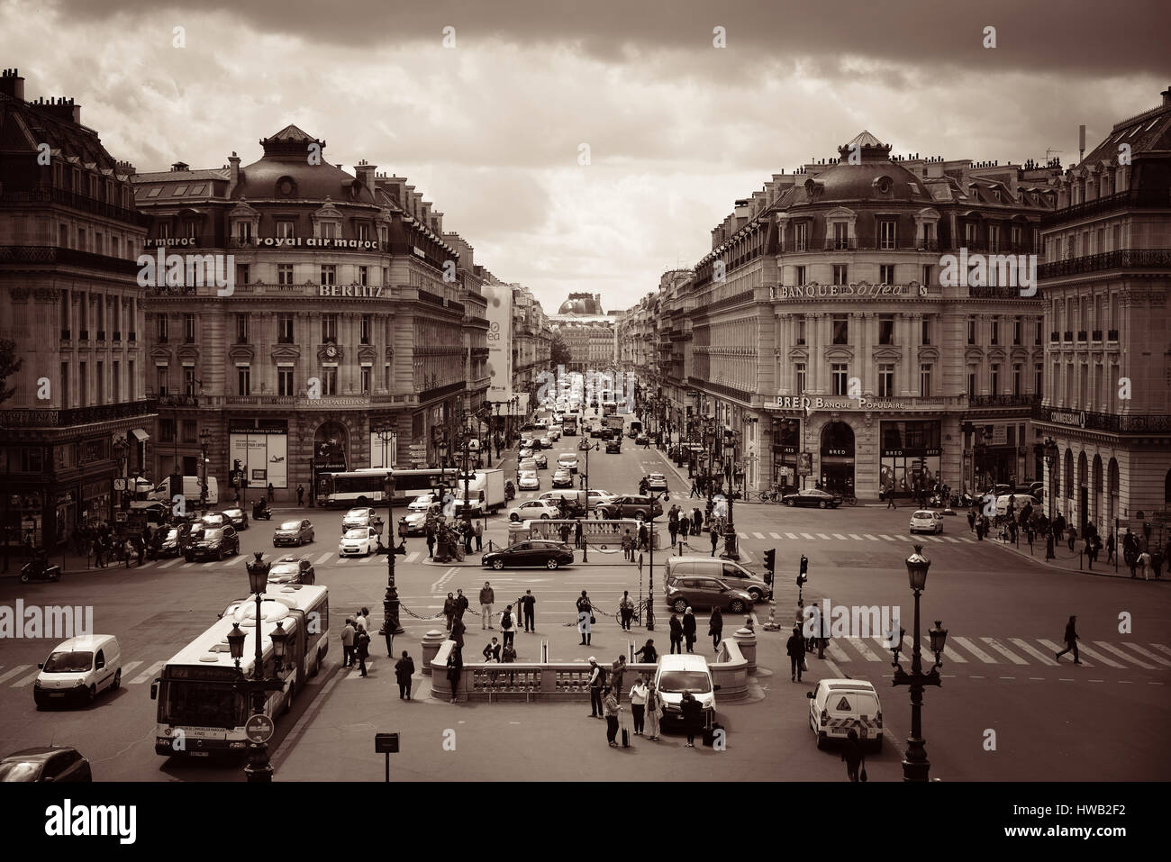 PARIS, FRANCE - Le 13 mai : Street view le 13 mai 2015 à Paris. Avec la population de 2M, Paris est la capitale et la plus grande ville de France Banque D'Images