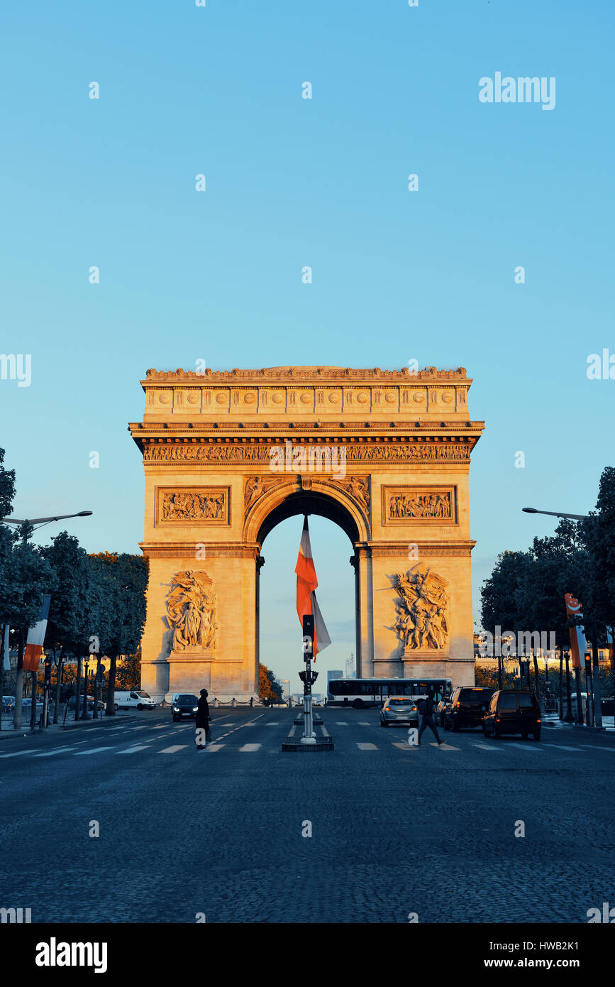 PARIS, FRANCE - 13 mai : l'Arc de Triomphe et la rue le 13 mai 2015 à Paris. Avec la population de 2M, Paris est la capitale et la plus populeuse ci Banque D'Images